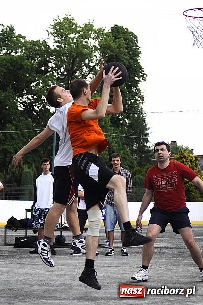 Zdjęcie w galerii na portalu naszraciborz.pl: Tym razem zagrali na betonie i jednym koszu wiadomości z regionu