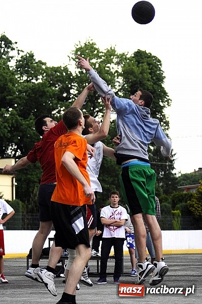 Zdjęcie w galerii na portalu naszraciborz.pl: Tym razem zagrali na betonie i jednym koszu wiadomości z regionu