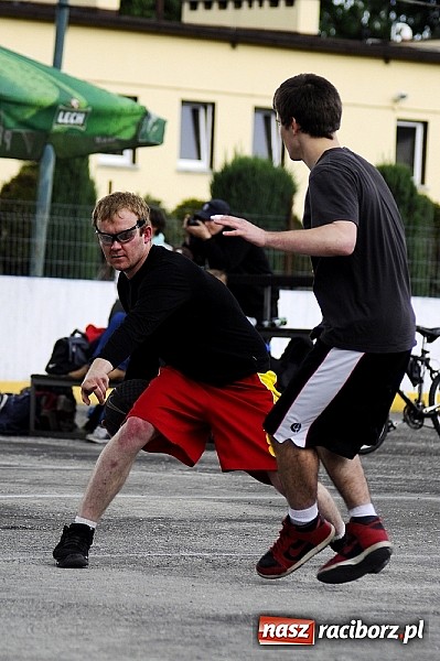 Zdjęcie w galerii na portalu naszraciborz.pl: Tym razem zagrali na betonie i jednym koszu wiadomości z regionu