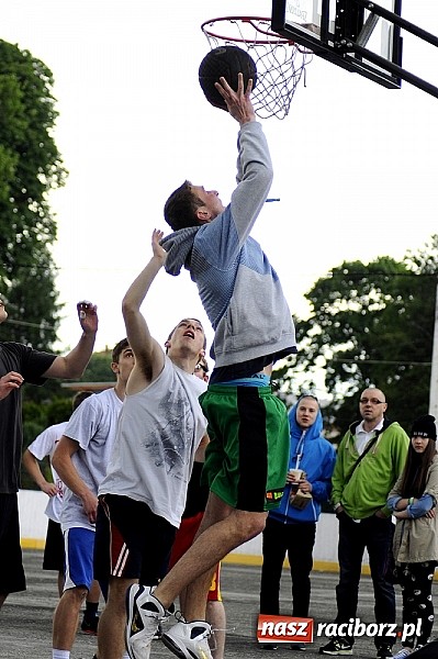 Zdjęcie w galerii na portalu naszraciborz.pl: Tym razem zagrali na betonie i jednym koszu wiadomości z regionu