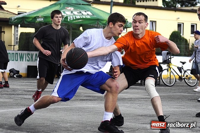 Zdjęcie w galerii na portalu naszraciborz.pl: Tym razem zagrali na betonie i jednym koszu wiadomości z regionu