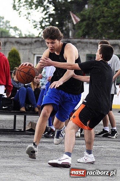 Zdjęcie w galerii na portalu naszraciborz.pl: Tym razem zagrali na betonie i jednym koszu wiadomości z regionu