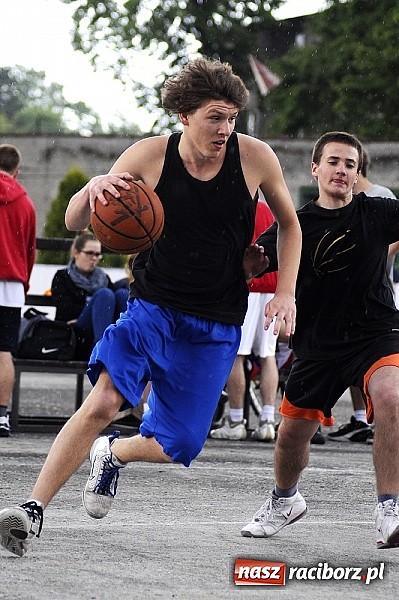 Zdjęcie w galerii na portalu naszraciborz.pl: Tym razem zagrali na betonie i jednym koszu wiadomości z regionu