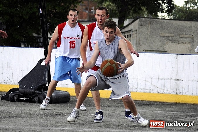 Zdjęcie w galerii na portalu naszraciborz.pl: Tym razem zagrali na betonie i jednym koszu wiadomości z regionu