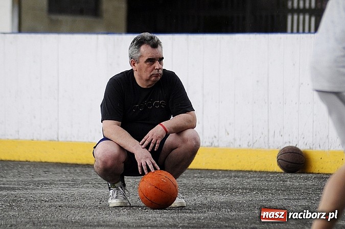 Zdjęcie w galerii na portalu naszraciborz.pl: Tym razem zagrali na betonie i jednym koszu wiadomości z regionu