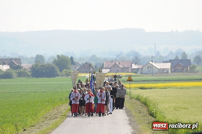Zdjęcie w galerii na portalu naszraciborz.pl: Złoty Kłos wrócił do Tworkowa. Malowidło pokazano przed sumą na Urbanku wiadomości z regionu