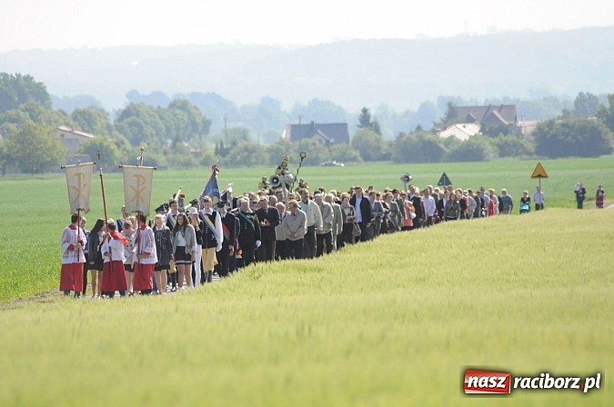 Zdjęcie w galerii na portalu naszraciborz.pl: Złoty Kłos wrócił do Tworkowa. Malowidło pokazano przed sumą na Urbanku wiadomości z regionu