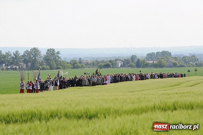 Zdjęcie w galerii na portalu naszraciborz.pl: Złoty Kłos wrócił do Tworkowa. Malowidło pokazano przed sumą na Urbanku wiadomości z regionu
