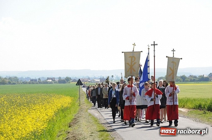 Zdjęcie w galerii na portalu naszraciborz.pl: Złoty Kłos wrócił do Tworkowa. Malowidło pokazano przed sumą na Urbanku wiadomości z regionu