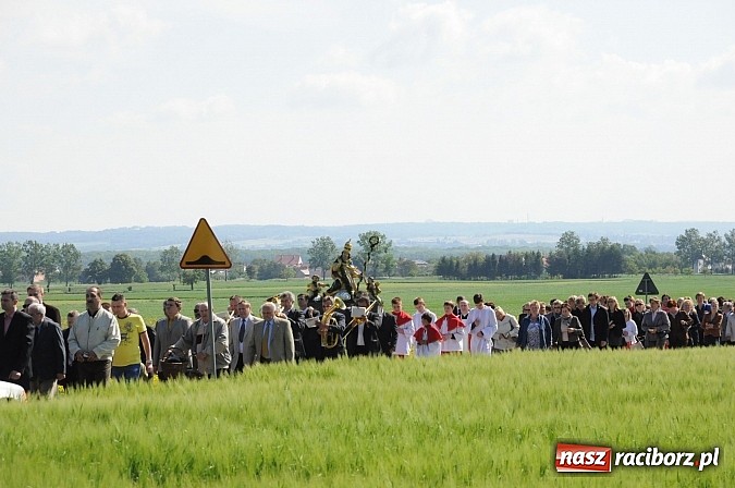 Zdjęcie w galerii na portalu naszraciborz.pl: Złoty Kłos wrócił do Tworkowa. Malowidło pokazano przed sumą na Urbanku wiadomości z regionu
