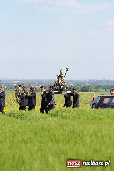 Zdjęcie w galerii na portalu naszraciborz.pl: Złoty Kłos wrócił do Tworkowa. Malowidło pokazano przed sumą na Urbanku wiadomości z regionu