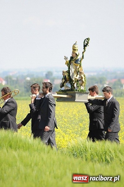 Zdjęcie w galerii na portalu naszraciborz.pl: Złoty Kłos wrócił do Tworkowa. Malowidło pokazano przed sumą na Urbanku wiadomości z regionu