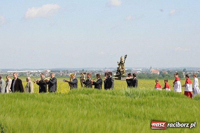 Zdjęcie w galerii na portalu naszraciborz.pl: Złoty Kłos wrócił do Tworkowa. Malowidło pokazano przed sumą na Urbanku wiadomości z regionu