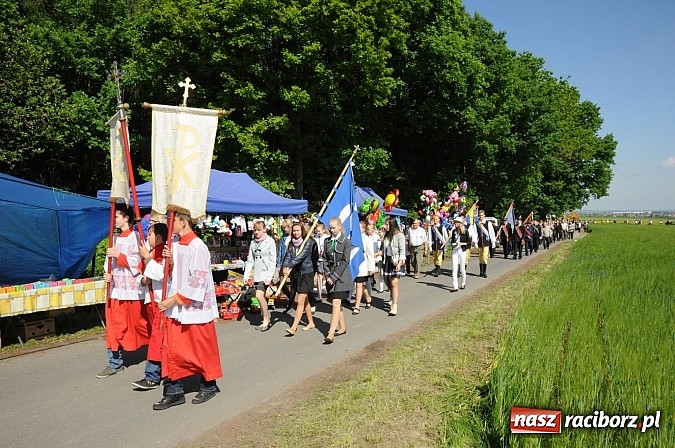 Zdjęcie w galerii na portalu naszraciborz.pl: Złoty Kłos wrócił do Tworkowa. Malowidło pokazano przed sumą na Urbanku wiadomości z regionu