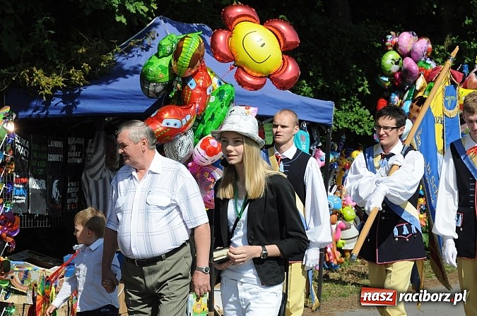 Zdjęcie w galerii na portalu naszraciborz.pl: Złoty Kłos wrócił do Tworkowa. Malowidło pokazano przed sumą na Urbanku wiadomości z regionu