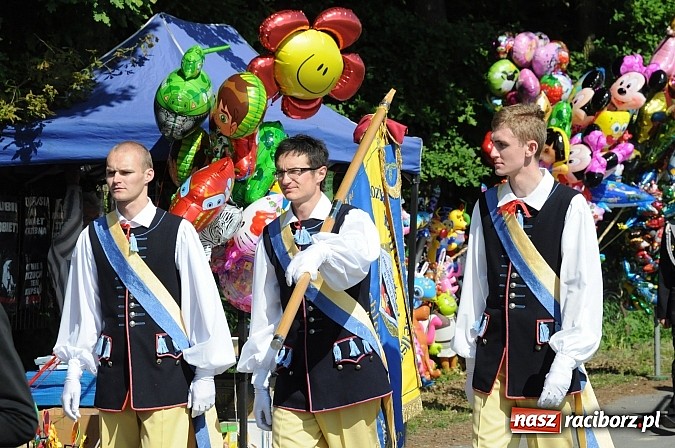 Zdjęcie w galerii na portalu naszraciborz.pl: Złoty Kłos wrócił do Tworkowa. Malowidło pokazano przed sumą na Urbanku wiadomości z regionu