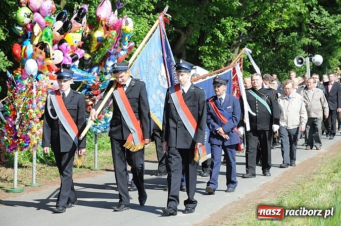 Zdjęcie w galerii na portalu naszraciborz.pl: Złoty Kłos wrócił do Tworkowa. Malowidło pokazano przed sumą na Urbanku wiadomości z regionu