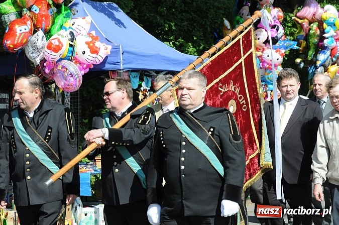 Zdjęcie w galerii na portalu naszraciborz.pl: Złoty Kłos wrócił do Tworkowa. Malowidło pokazano przed sumą na Urbanku wiadomości z regionu