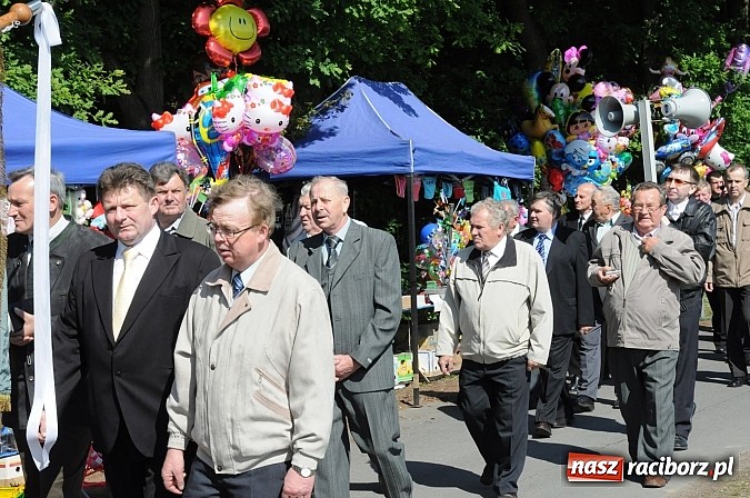 Zdjęcie w galerii na portalu naszraciborz.pl: Złoty Kłos wrócił do Tworkowa. Malowidło pokazano przed sumą na Urbanku wiadomości z regionu