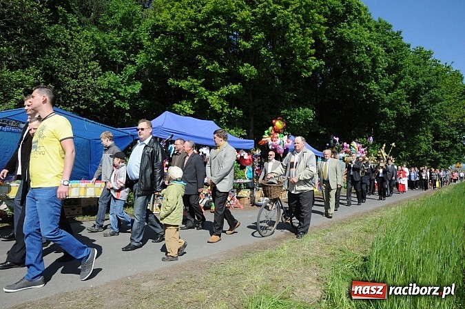 Zdjęcie w galerii na portalu naszraciborz.pl: Złoty Kłos wrócił do Tworkowa. Malowidło pokazano przed sumą na Urbanku wiadomości z regionu