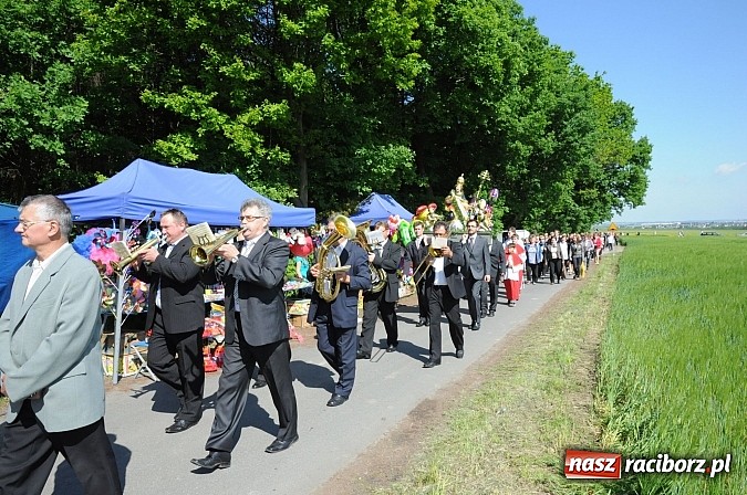 Zdjęcie w galerii na portalu naszraciborz.pl: Złoty Kłos wrócił do Tworkowa. Malowidło pokazano przed sumą na Urbanku wiadomości z regionu