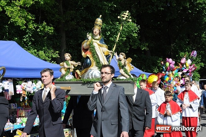 Zdjęcie w galerii na portalu naszraciborz.pl: Złoty Kłos wrócił do Tworkowa. Malowidło pokazano przed sumą na Urbanku wiadomości z regionu