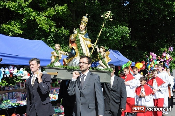 Zdjęcie w galerii na portalu naszraciborz.pl: Złoty Kłos wrócił do Tworkowa. Malowidło pokazano przed sumą na Urbanku wiadomości z regionu