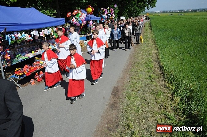 Zdjęcie w galerii na portalu naszraciborz.pl: Złoty Kłos wrócił do Tworkowa. Malowidło pokazano przed sumą na Urbanku wiadomości z regionu