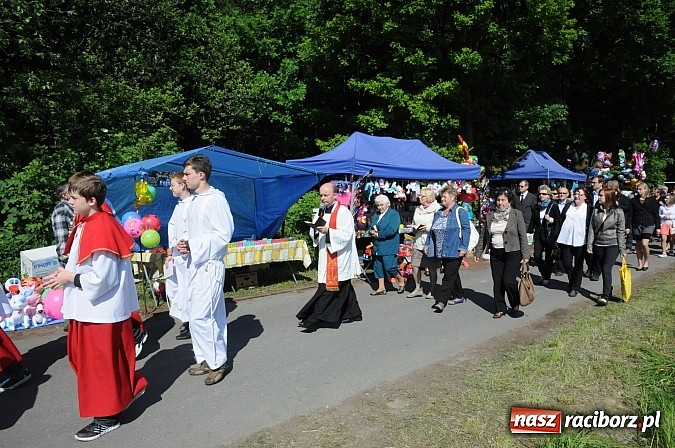Zdjęcie w galerii na portalu naszraciborz.pl: Złoty Kłos wrócił do Tworkowa. Malowidło pokazano przed sumą na Urbanku wiadomości z regionu