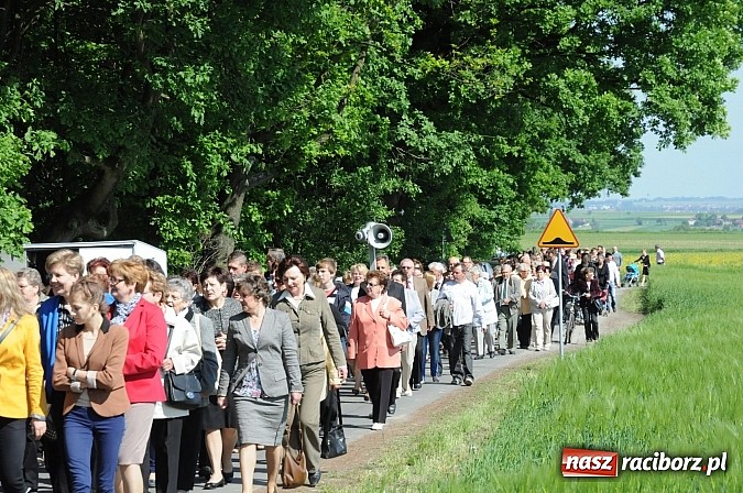 Zdjęcie w galerii na portalu naszraciborz.pl: Złoty Kłos wrócił do Tworkowa. Malowidło pokazano przed sumą na Urbanku wiadomości z regionu