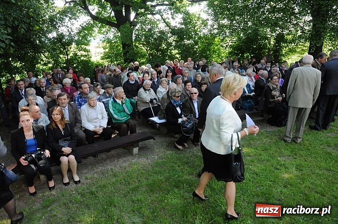 Zdjęcie w galerii na portalu naszraciborz.pl: Złoty Kłos wrócił do Tworkowa. Malowidło pokazano przed sumą na Urbanku wiadomości z regionu