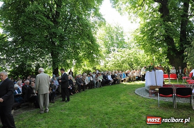 Zdjęcie w galerii na portalu naszraciborz.pl: Złoty Kłos wrócił do Tworkowa. Malowidło pokazano przed sumą na Urbanku wiadomości z regionu