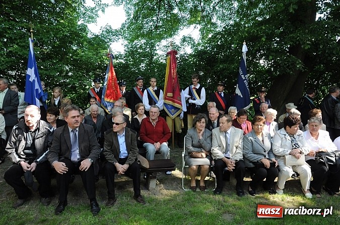 Zdjęcie w galerii na portalu naszraciborz.pl: Złoty Kłos wrócił do Tworkowa. Malowidło pokazano przed sumą na Urbanku wiadomości z regionu