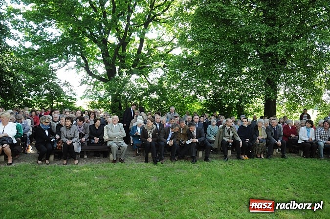 Zdjęcie w galerii na portalu naszraciborz.pl: Złoty Kłos wrócił do Tworkowa. Malowidło pokazano przed sumą na Urbanku wiadomości z regionu