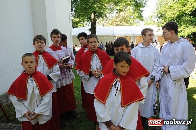 Zdjęcie w galerii na portalu naszraciborz.pl: Złoty Kłos wrócił do Tworkowa. Malowidło pokazano przed sumą na Urbanku wiadomości z regionu