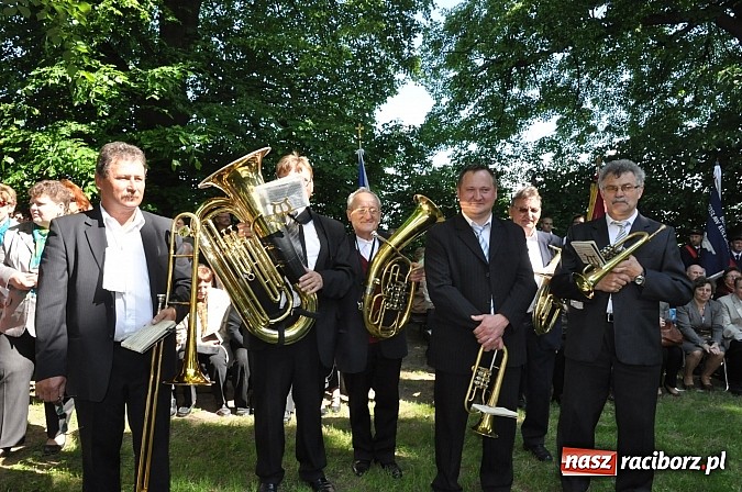 Zdjęcie w galerii na portalu naszraciborz.pl: Złoty Kłos wrócił do Tworkowa. Malowidło pokazano przed sumą na Urbanku wiadomości z regionu