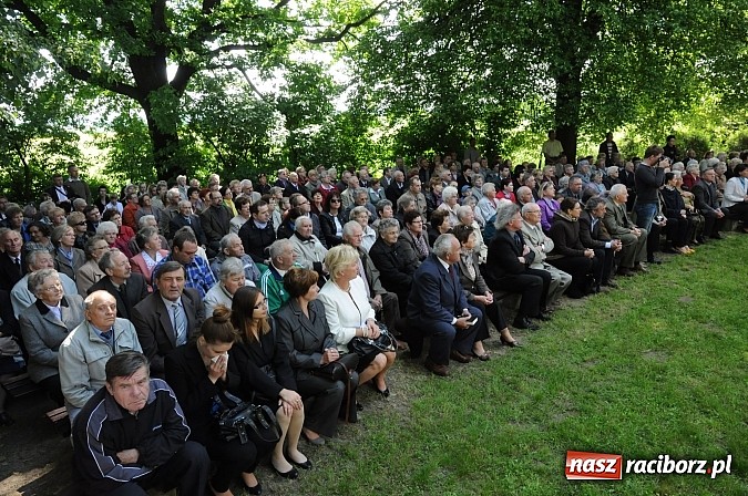 Zdjęcie w galerii na portalu naszraciborz.pl: Złoty Kłos wrócił do Tworkowa. Malowidło pokazano przed sumą na Urbanku wiadomości z regionu