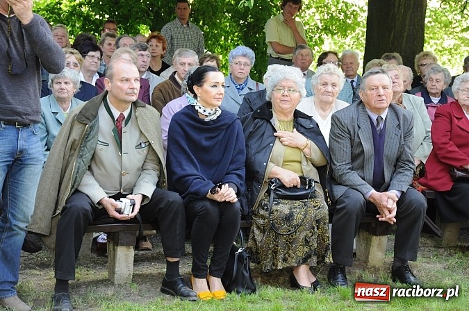Zdjęcie w galerii na portalu naszraciborz.pl: Złoty Kłos wrócił do Tworkowa. Malowidło pokazano przed sumą na Urbanku wiadomości z regionu