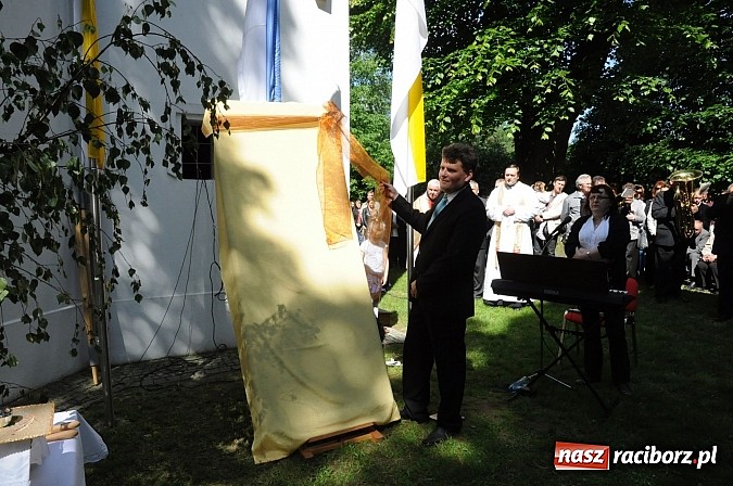 Zdjęcie w galerii na portalu naszraciborz.pl: Złoty Kłos wrócił do Tworkowa. Malowidło pokazano przed sumą na Urbanku wiadomości z regionu