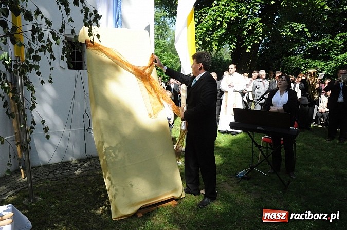 Zdjęcie w galerii na portalu naszraciborz.pl: Złoty Kłos wrócił do Tworkowa. Malowidło pokazano przed sumą na Urbanku wiadomości z regionu