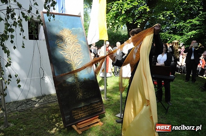 Zdjęcie w galerii na portalu naszraciborz.pl: Złoty Kłos wrócił do Tworkowa. Malowidło pokazano przed sumą na Urbanku wiadomości z regionu