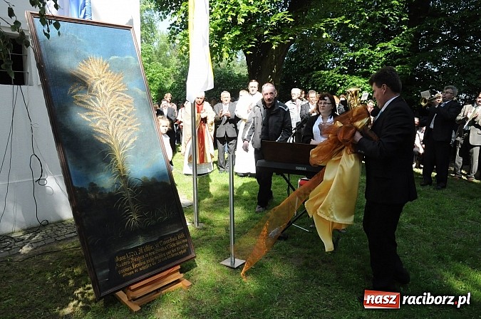 Zdjęcie w galerii na portalu naszraciborz.pl: Złoty Kłos wrócił do Tworkowa. Malowidło pokazano przed sumą na Urbanku wiadomości z regionu