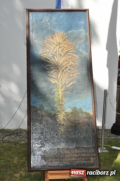 Zdjęcie w galerii na portalu naszraciborz.pl: Złoty Kłos wrócił do Tworkowa. Malowidło pokazano przed sumą na Urbanku wiadomości z regionu