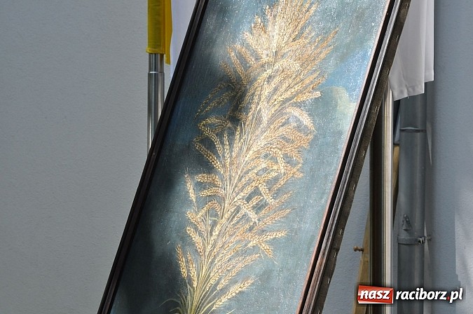 Zdjęcie w galerii na portalu naszraciborz.pl: Złoty Kłos wrócił do Tworkowa. Malowidło pokazano przed sumą na Urbanku wiadomości z regionu