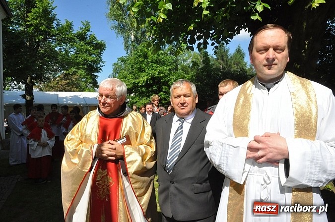 Zdjęcie w galerii na portalu naszraciborz.pl: Złoty Kłos wrócił do Tworkowa. Malowidło pokazano przed sumą na Urbanku wiadomości z regionu