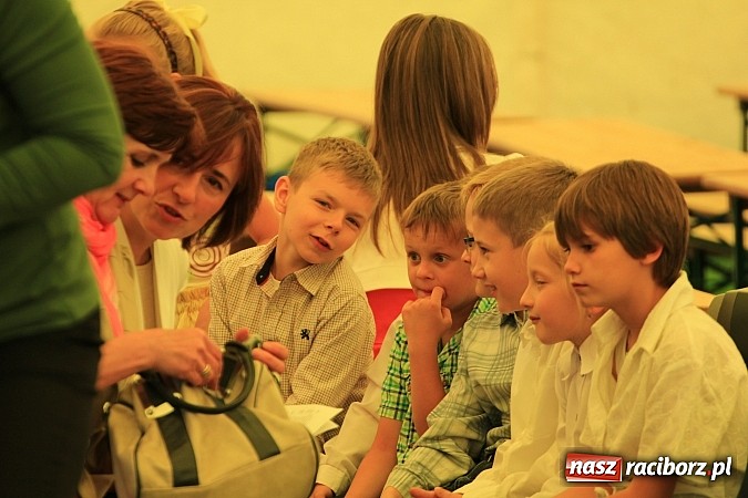 Zdjęcie w galerii na portalu naszraciborz.pl: Tulipany dla Mam, czyli festyn w Krowiarkach wiadomości z regionu