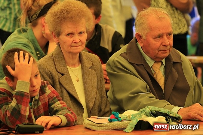 Zdjęcie w galerii na portalu naszraciborz.pl: Tulipany dla Mam, czyli festyn w Krowiarkach wiadomości z regionu