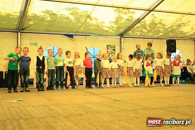 Zdjęcie w galerii na portalu naszraciborz.pl: Tulipany dla Mam, czyli festyn w Krowiarkach wiadomości z regionu