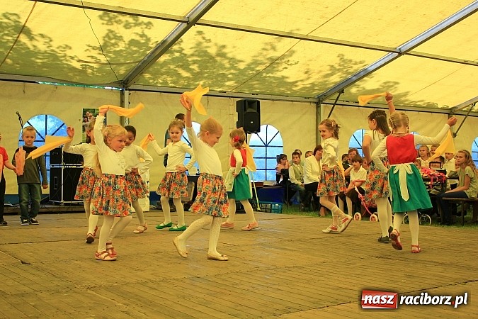 Zdjęcie w galerii na portalu naszraciborz.pl: Tulipany dla Mam, czyli festyn w Krowiarkach wiadomości z regionu