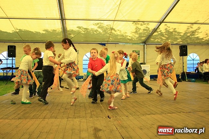 Zdjęcie w galerii na portalu naszraciborz.pl: Tulipany dla Mam, czyli festyn w Krowiarkach wiadomości z regionu